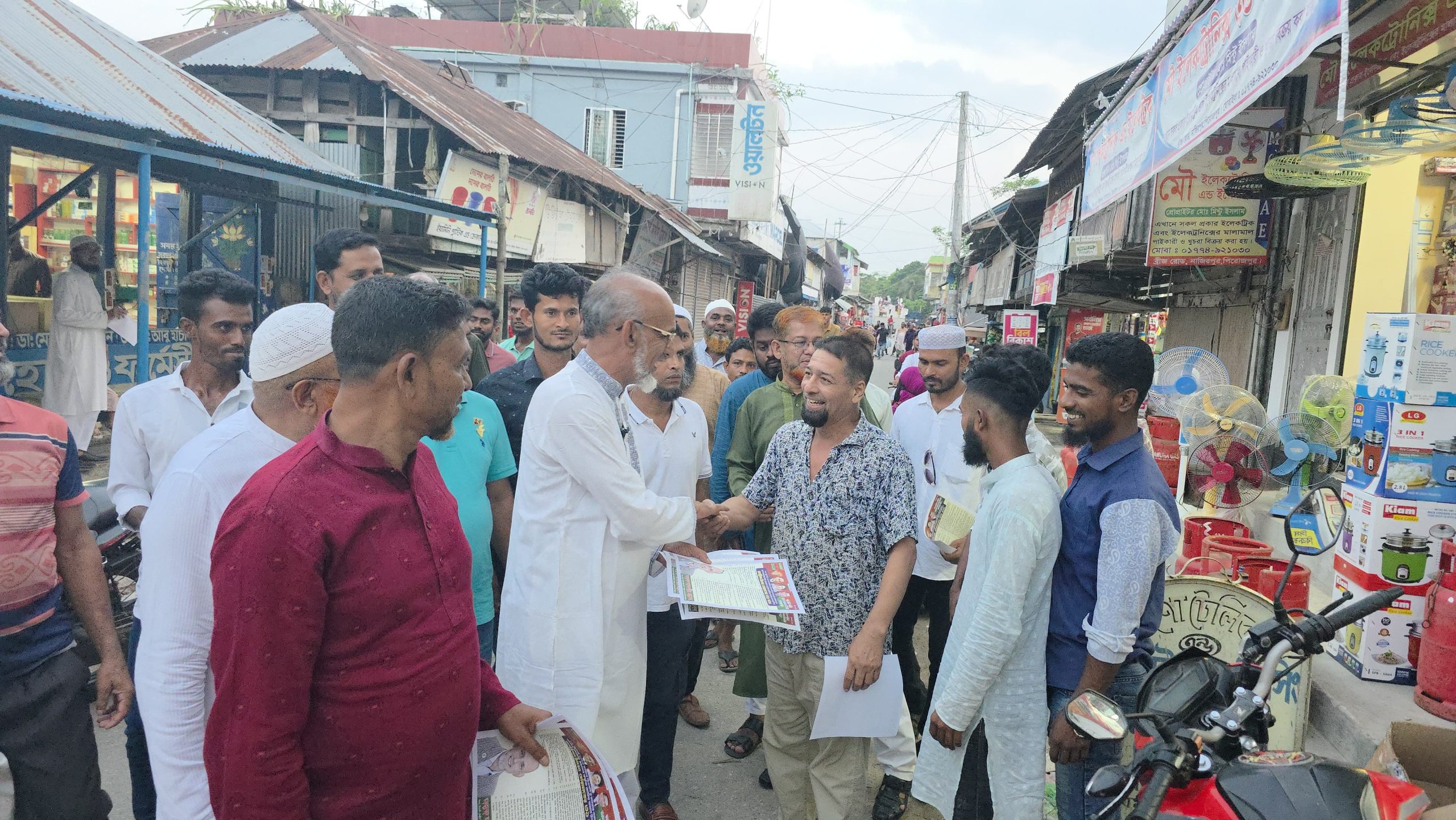 রাষ্ট্রকাঠামো মেরামতের ৩১ দফা নিয়ে জনগণের দোরগোড়ায় বিএনপির নেতৃবৃন্দ,নাজিরপুর উপজেলার বিভিন্ন স্থানে লিফলেট বিতরণ