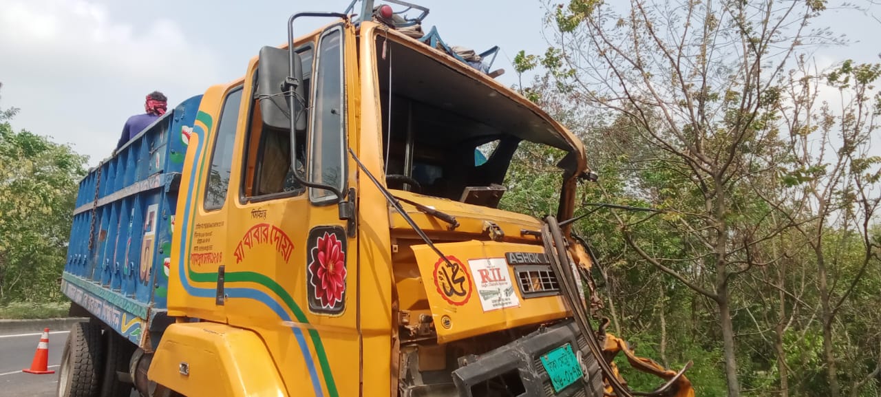 মাদারীপুর শিবচরের এক্সপ্রেসওয়েতে ট্রাকের ধাক্কায় বাসযাত্রী নিহত