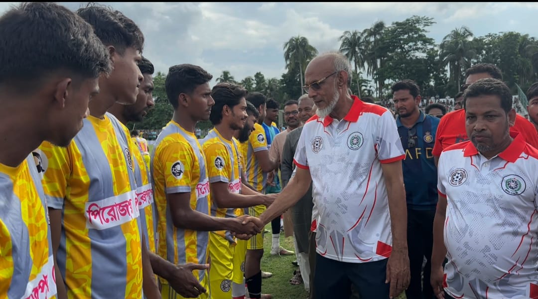 পিরোজপুরে আরাফাত রহমান কোকো স্মৃতি ৮ দলীয় ফুটবল টুর্নামেন্টে পিরোজপুর পৌরসভার জয়